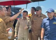 Kadis Pertanian Boalemo, Andi Faisal Hurudji bersama Bupati Boalemo Rum Pagau saat mendampingi tim verivikasi lahan yang akan dilakukan pembangunan lokasi ternak unggas terintegrasi. (Foto Mitro Nanto)