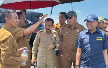 Kadis Pertanian Boalemo, Andi Faisal Hurudji bersama Bupati Boalemo Rum Pagau saat mendampingi tim verivikasi lahan yang akan dilakukan pembangunan lokasi ternak unggas terintegrasi. (Foto Mitro Nanto)