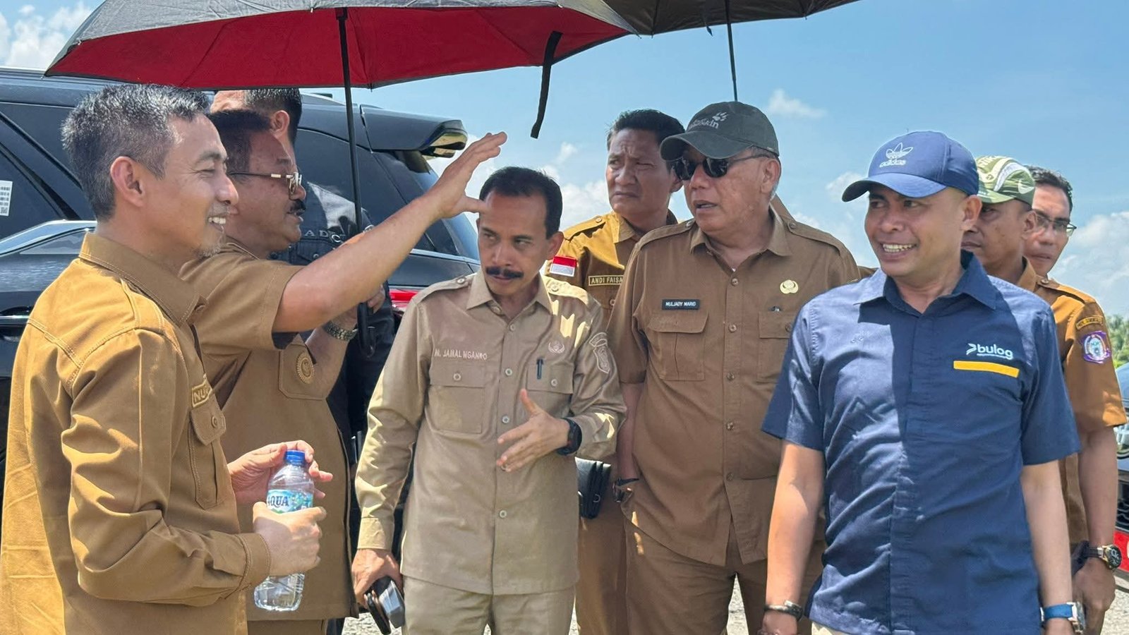 Kadis Pertanian Boalemo, Andi Faisal Hurudji bersama Bupati Boalemo Rum Pagau saat mendampingi tim verivikasi lahan yang akan dilakukan pembangunan lokasi ternak unggas terintegrasi. (Foto Mitro Nanto)