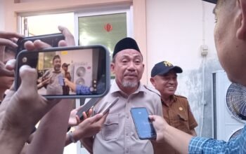 Ketua Komisi Satu DPRD Pohuwato Iwan Abay saat Diwawancarai Wartawan