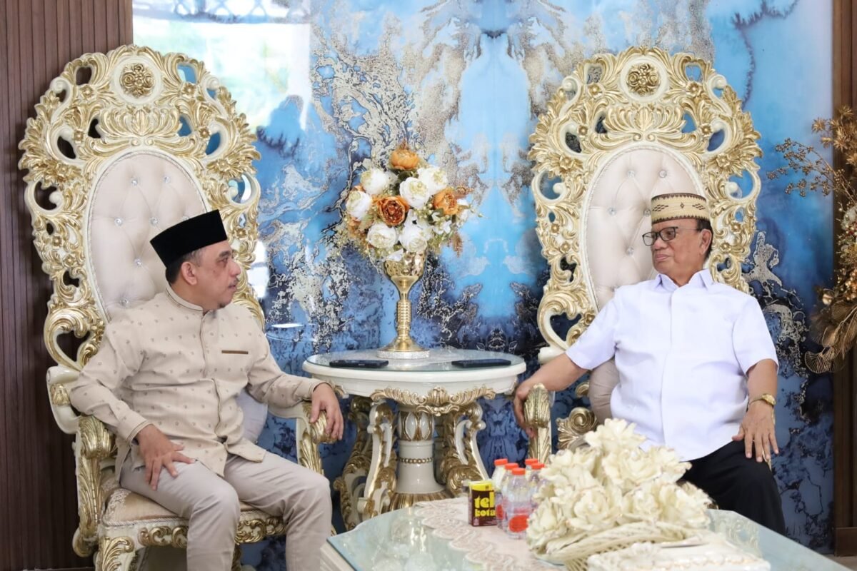 Bupati Bone Bolango Ismet Mile (Upia Karanji) dan Bupati Bolaang Mongondow Yusra Alhabsyi