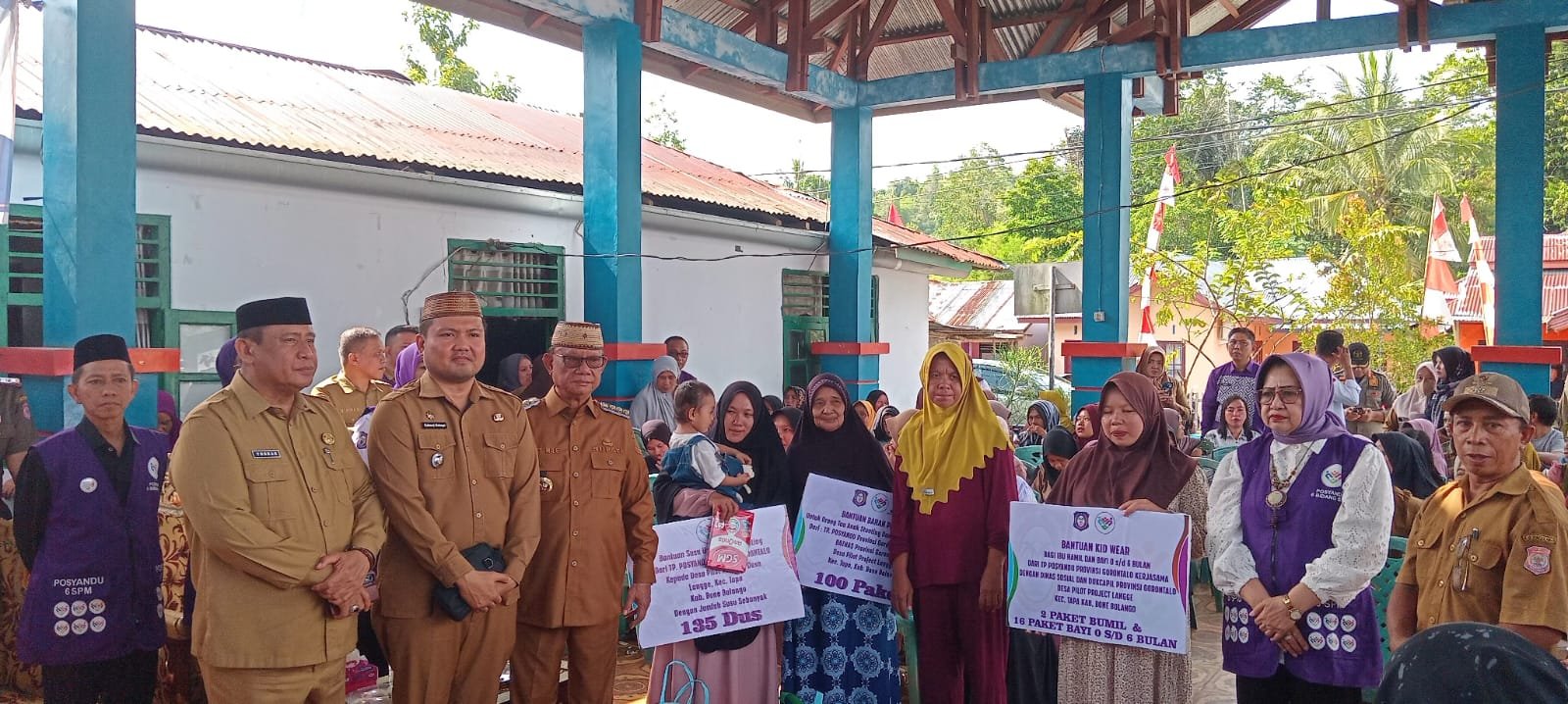 Foto Bersama Pemerintah Daerah dan Warga Penerima Bantuan di Desa Langge