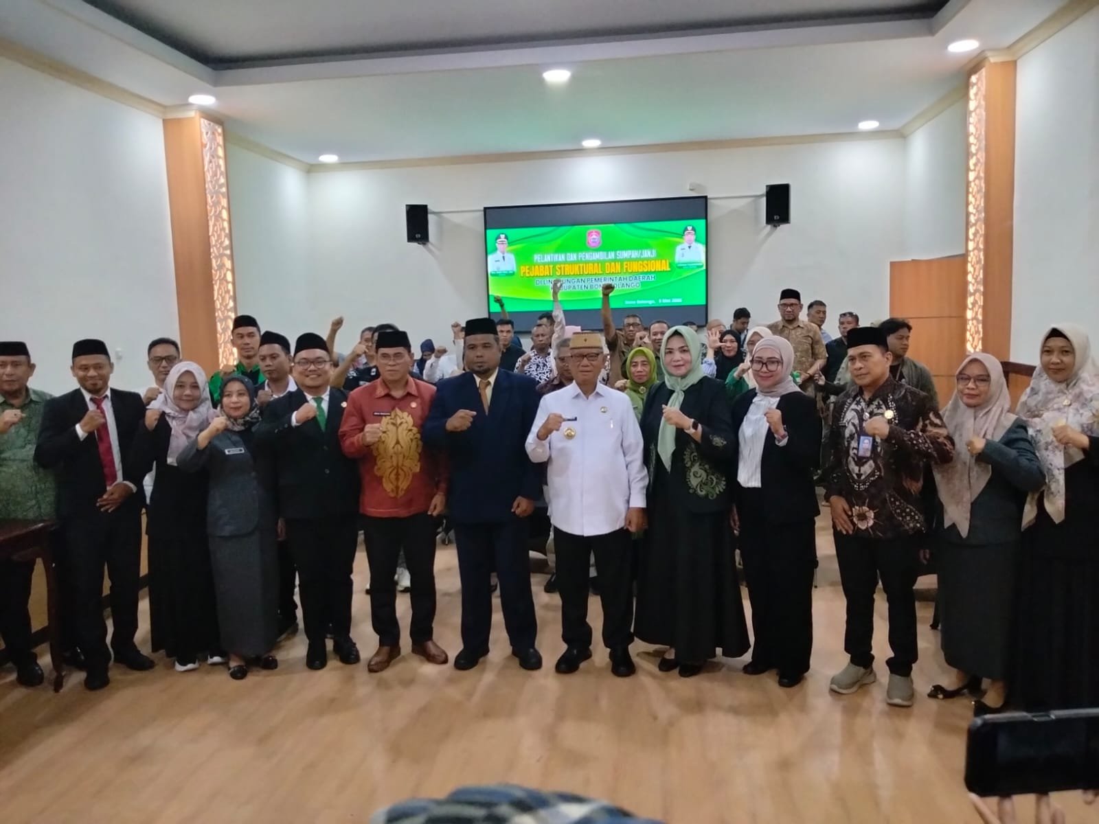Foto Bersama Bupati Bone Bolango Ismet Mile Bersama Pejabat yang Dilantik