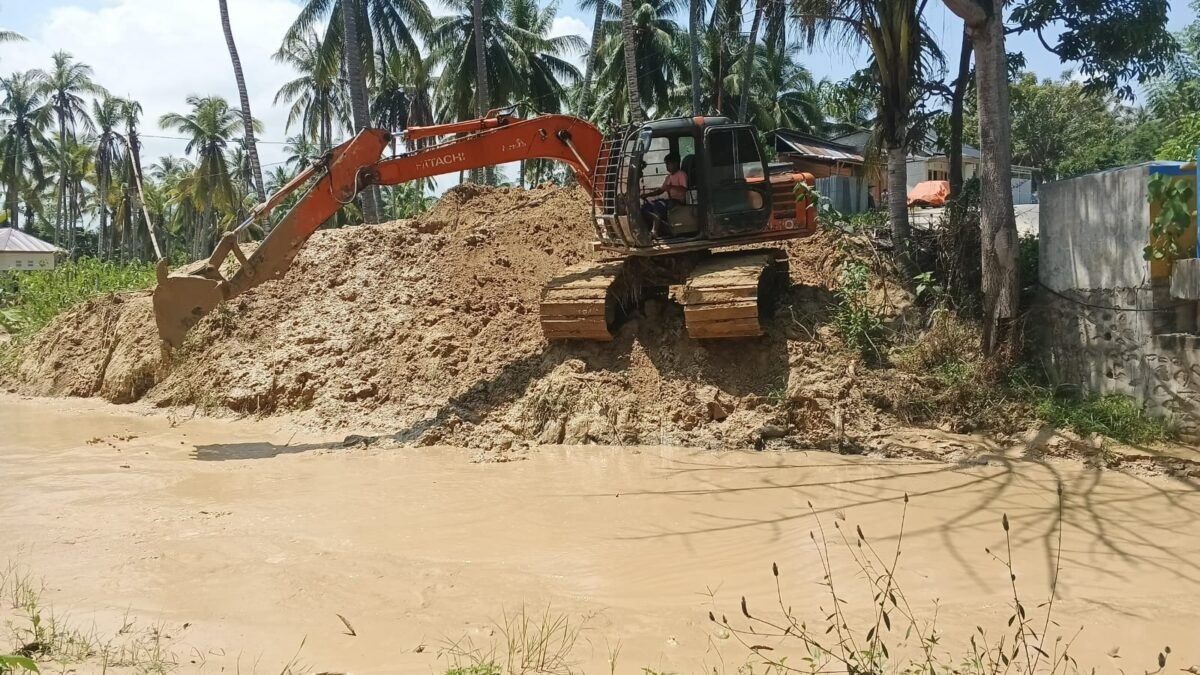 Penambang Bulangita Kerahkan Alat Berat Keruk Material di Sungai yang Mendangkal