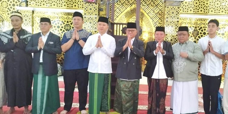 Bupati-Wabup Bone Bolango Sholat Iduladha Bersama di Masjid Al-Marhamah Suwawa. (Sumber Foto: Istimewa)