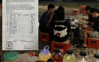 Sejumlah Pemuda Tampak Menikmati Suasana di Street coffee Desa Sukamakmur, Kecamatan Tolangohula