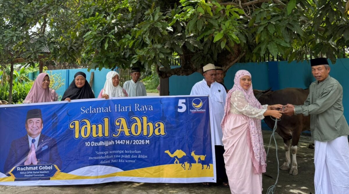 Wakil Ketua DPRD Delpan Yanjo Serahkan Sapi Kurban