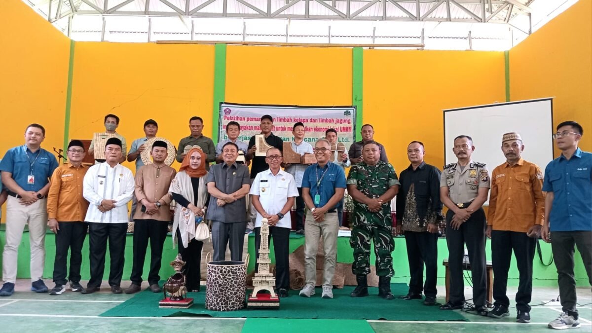 Foto Bersama Pembukaan Pelatihan Pemanfaatan Limbah Kelapa dan Limbah Jagung Lewat Program Pemberdayaan