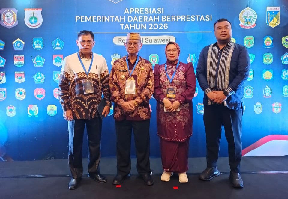 Bupati Bone Bolango Ismet Mile Bersama Sejumlah Pejabat Daerah