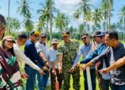 Wakil Bupati Boalemo Lahmuddin Hambali mendampingi Tim Kemenhan dalam rangka penetapan lokasi titik awal pembangunan batalyon di Boalemo. (Foto Prokopim)