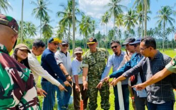 Wakil Bupati Boalemo Lahmuddin Hambali mendampingi Tim Kemenhan dalam rangka penetapan lokasi titik awal pembangunan batalyon di Boalemo. (Foto Prokopim)