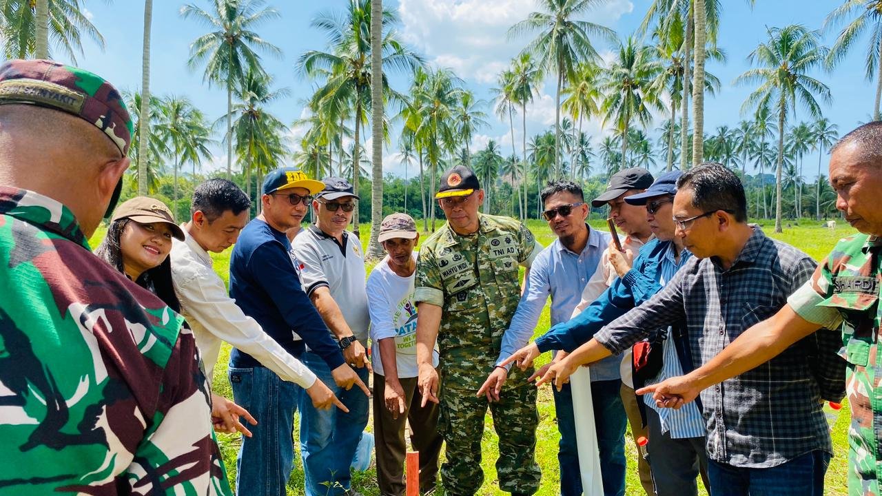 Wakil Bupati Boalemo Lahmuddin Hambali mendampingi Tim Kemenhan dalam rangka penetapan lokasi titik awal pembangunan batalyon di Boalemo. (Foto Prokopim)