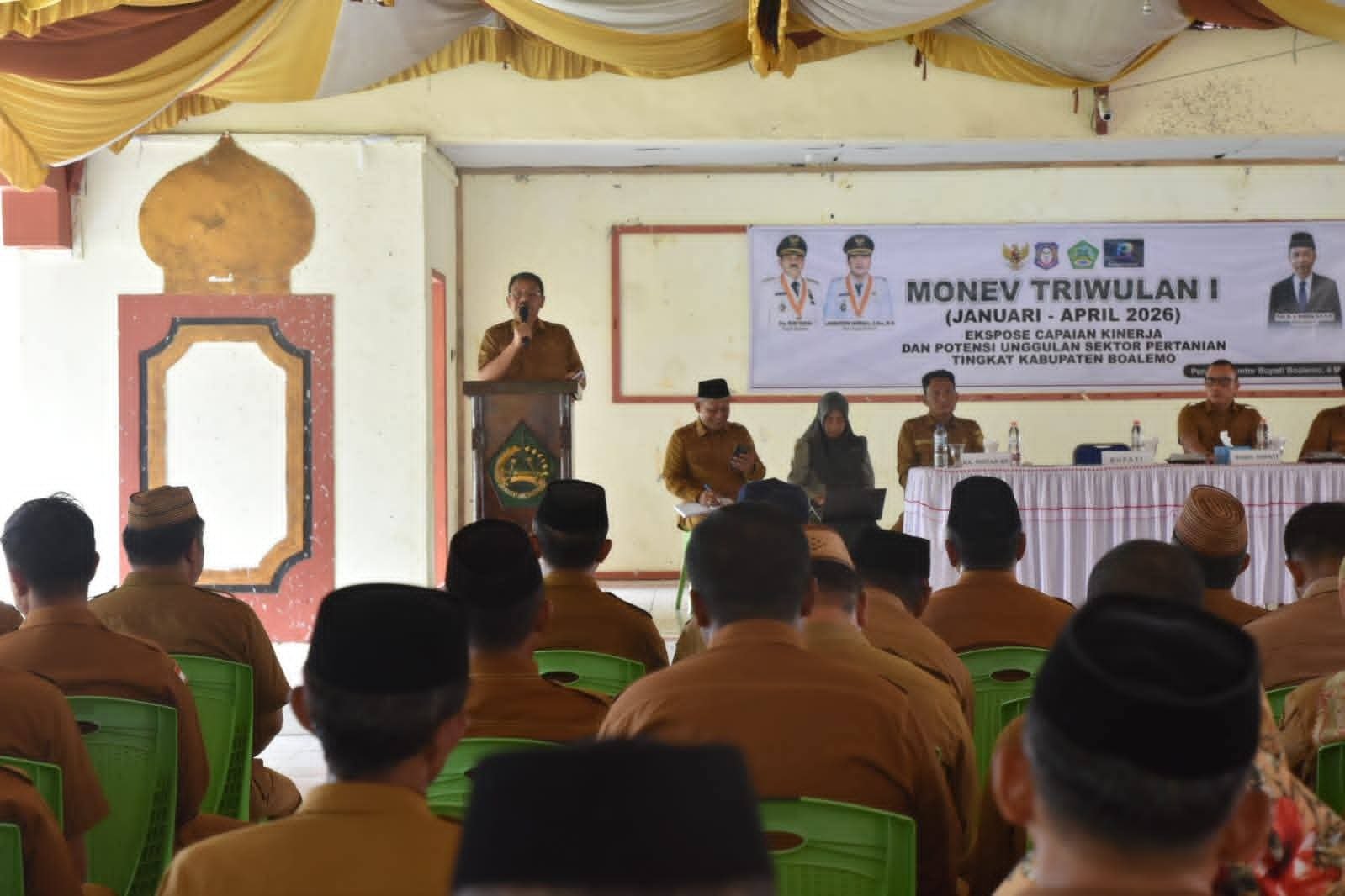 Pastikan program pertanian berjalan tepat sasaran, Bupati Boalemo Rum Pagau ajak camat dan kades ikut terlibat langsung di masyarakat. (Foto Prokopim)