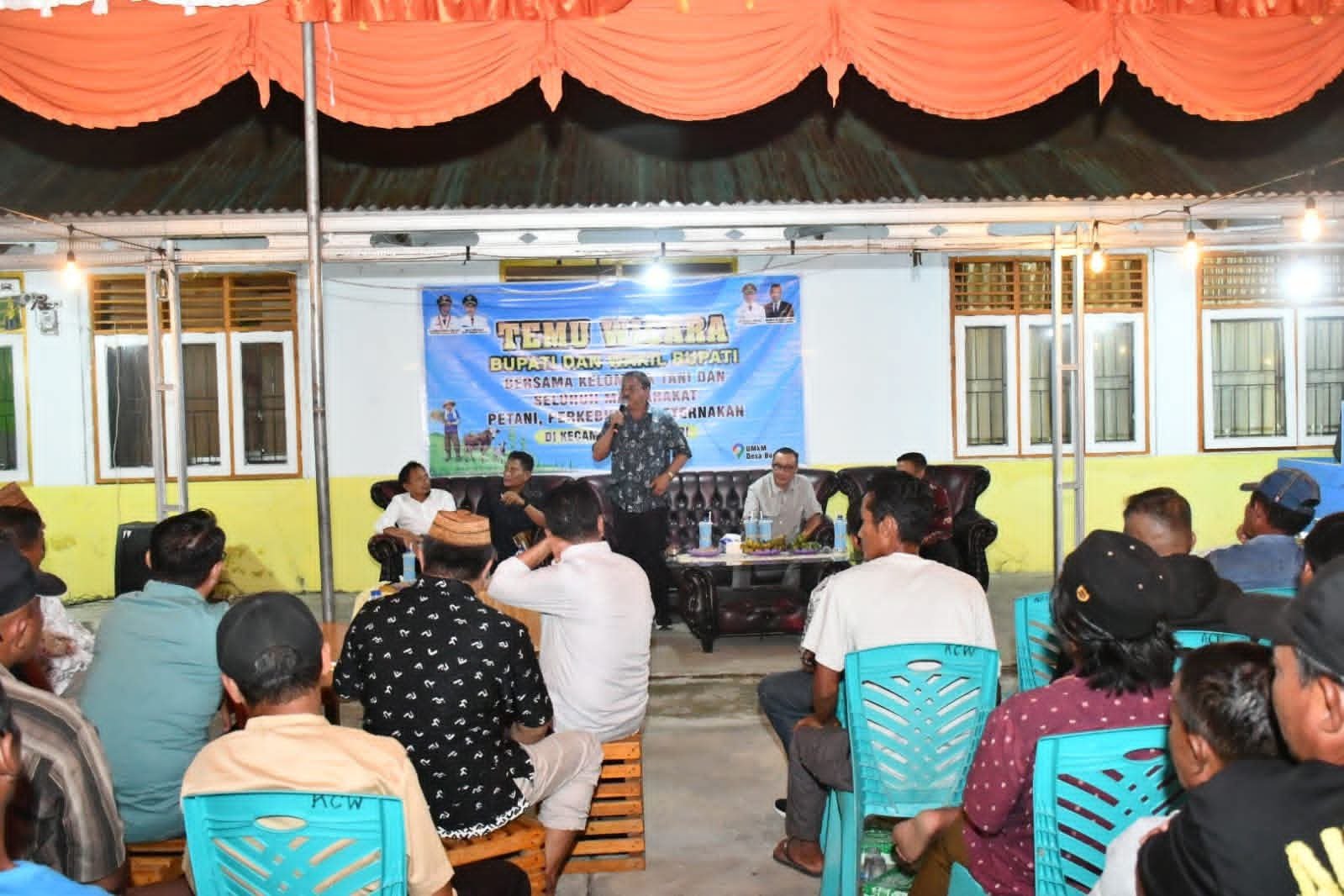 Bupati Boalemo Rum Pagau sampaikan program unggulan Pemkab Boalemo ke Petani Wonosari di sektor pertanian. (Foto Prokopim)