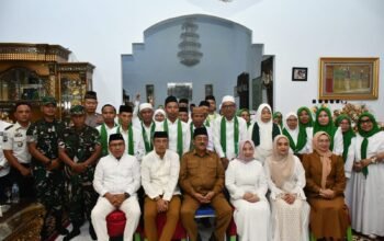 Doa bersama jelang pemberangkatan calon jamaah haji Boalemo. (Foto Prokopim)