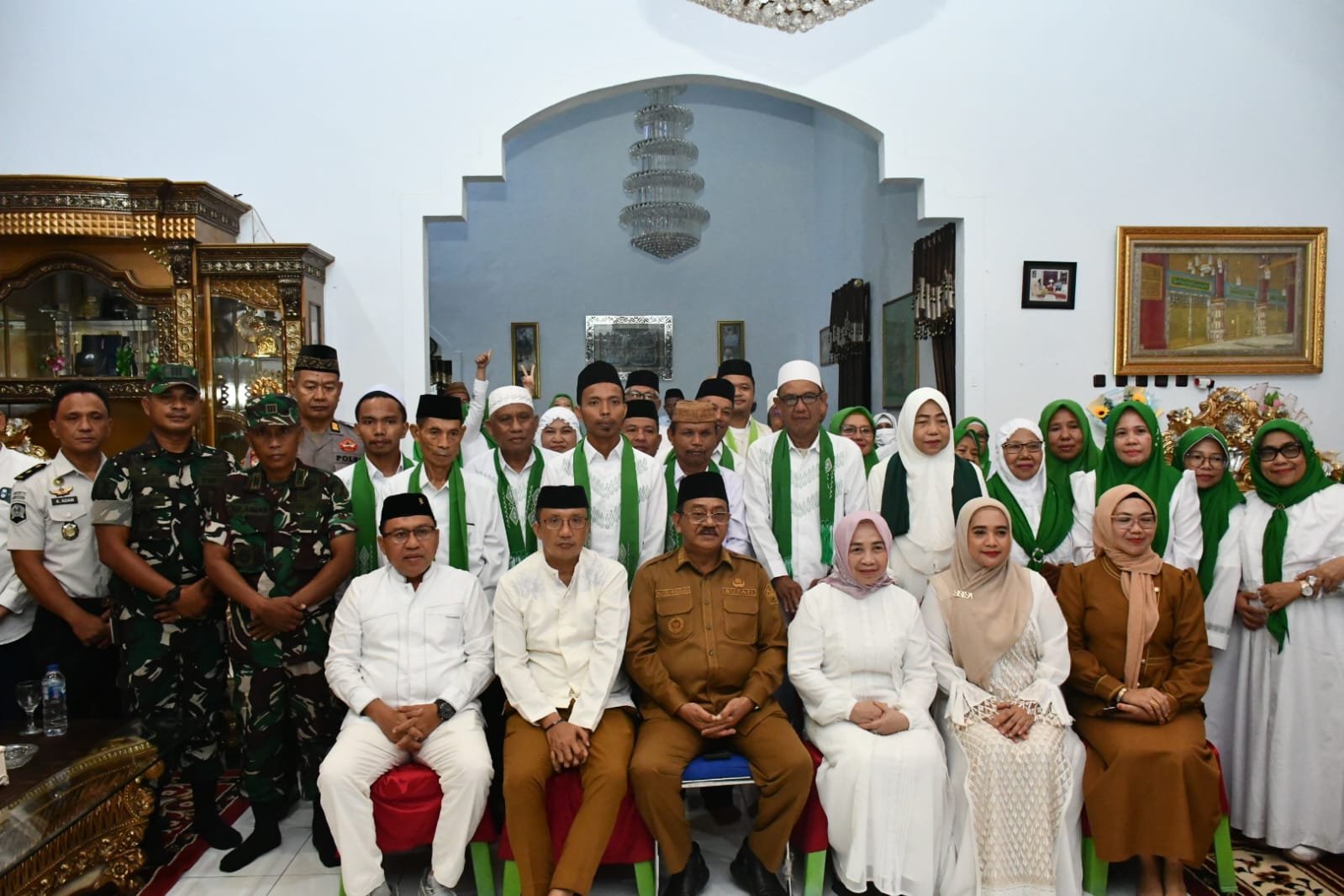 Doa bersama jelang pemberangkatan calon jamaah haji Boalemo. (Foto Prokopim)