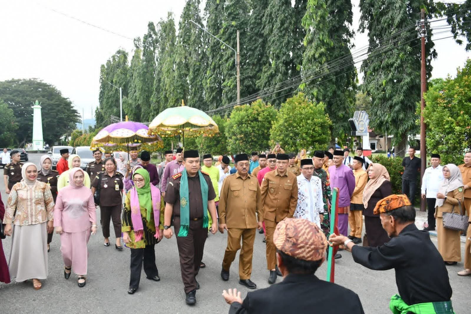 Penyambutan Kepala Kejaksaan Negeri Boalemo, Dwi Hadi Purnomo. (Sumber Foto: Akun Facebook Lahmuddin Hambali)