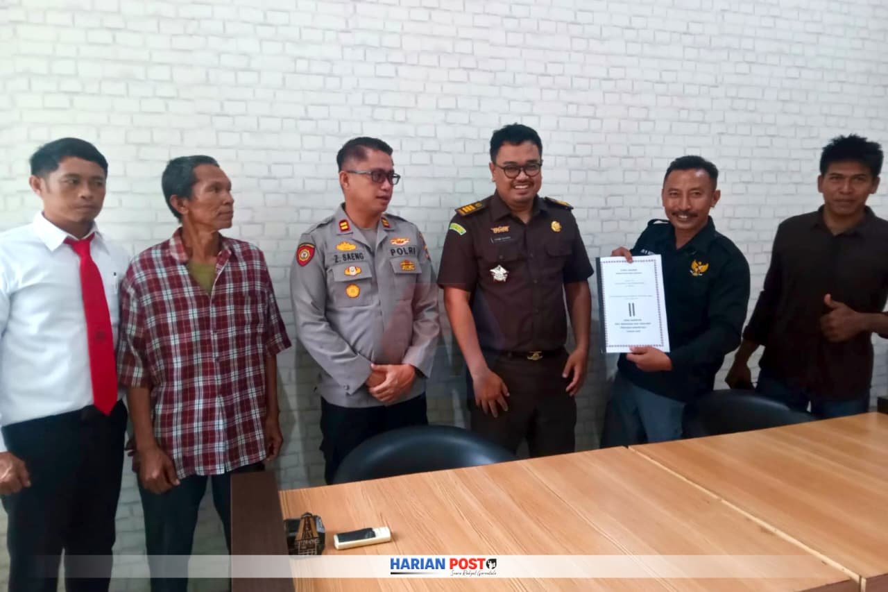 Diduga Ada Pungli Program PTSL, Warga Desa Harapan Lapor Kejari Boalemo. (Sumber Foto : Yudi H Setiawan)