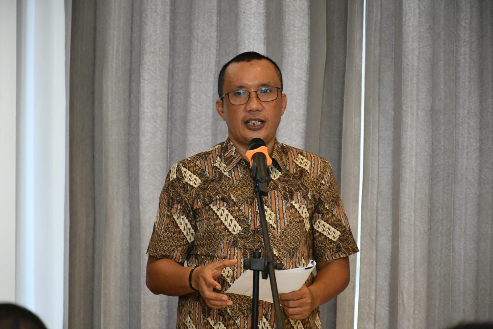 Wakil Bupati Boalemo, Lahmuddin Hambali membuka kegiatan pembinaan dan pemetaan Alkes di Puskesmas dan Labkesmas kabupaten Boalemo.(Sumber Foto: Prokopim)