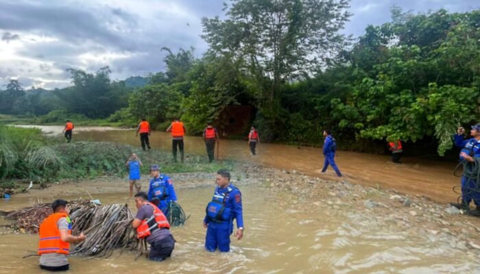 Tak Kenal Lelah, Polres Boalemo Sisir Sungai Manggulipa Hingga Malam Hari Cari Korban Hanyut