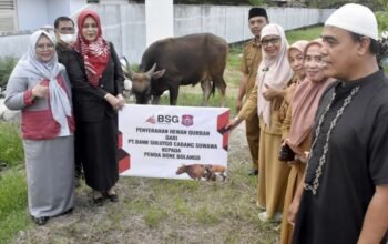 Penyerahan Hewan Kurban Untuk Pemkab Bone Bolango dari Bank SulutGo. (Sumber Foto: Kominfo)