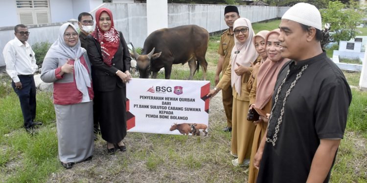 Penyerahan Hewan Kurban Untuk Pemkab Bone Bolango dari Bank SulutGo. (Sumber Foto: Kominfo)