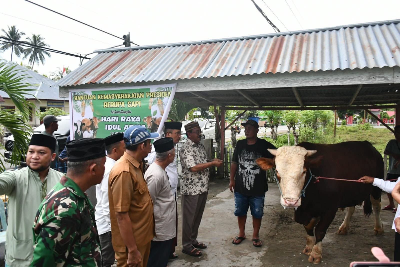 Bupati Boalemo, Rum Pagau bersama Wabup Boalemo, Lahmuddin Hambali Menyerahkan Bantuan Hewan Kurban dari Presiden ke Pengurus Masjid Al Ihsan Tutulo. (Sumber Foto: Istimewa)