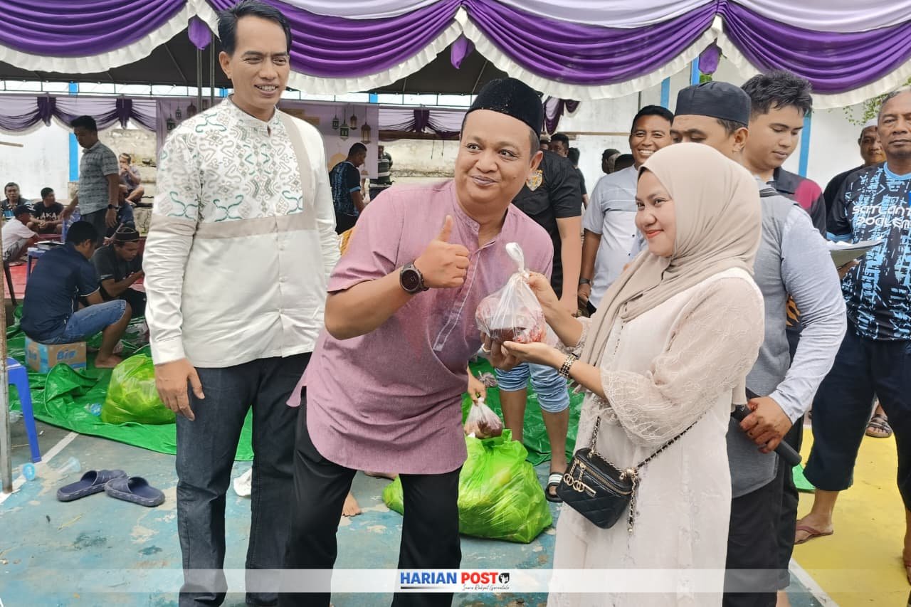 Kapolres Boalemo, Sigit Rahayudi Bagikan Daging Kurban ke Warga.