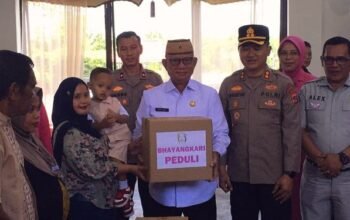 Pemerintah Kabupaten (Pemkab) Bone Bolango berkolaborasi dengan Bhayangkari Bone Bolango menggelar kegiatan Bhakti Sosial dan Bhakti Kesehatan
