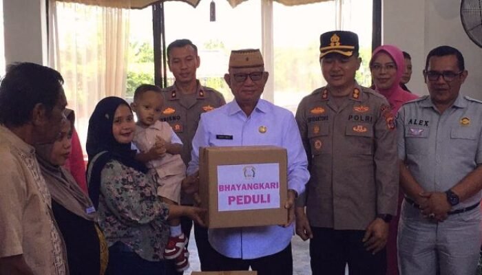 Peringati HUT Bhayangkari, Pemkab dan Bhayangkari Bone Bolango Gelar Bhakti Sosial di Tilongkabila