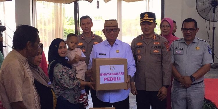 Pemerintah Kabupaten (Pemkab) Bone Bolango berkolaborasi dengan Bhayangkari Bone Bolango menggelar kegiatan Bhakti Sosial dan Bhakti Kesehatan