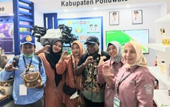 Dari Pelosok Popayato, UMKM Sahaja Desa Dambalo Pikat Hati Bupati Mimika di PENAS 2026