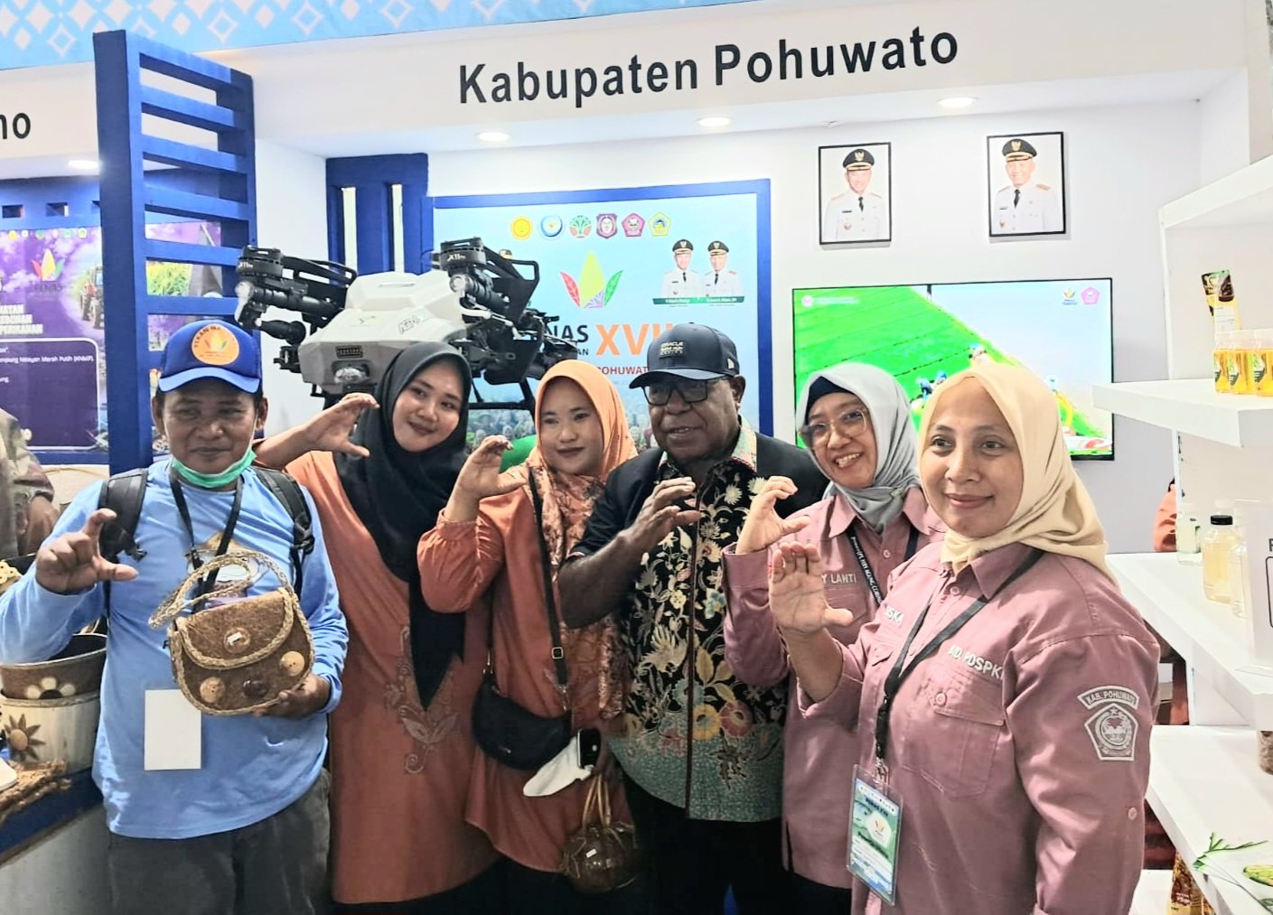 Kelompok UMKM Sahaja Bersama Bupati Mimika di PENAS Gorontalo
