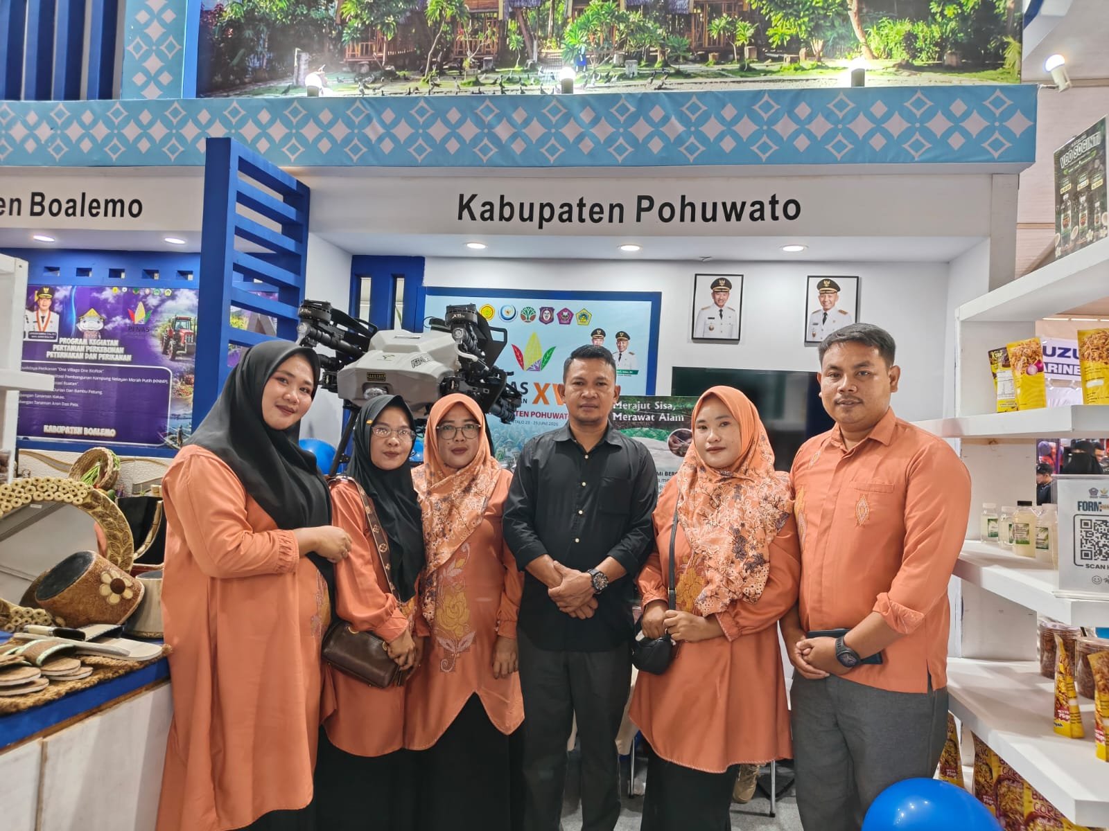 Foto Kades Dambalo (Tengah) Bersama Kelompok UMKM Sahaja di PENAS Gorontalo