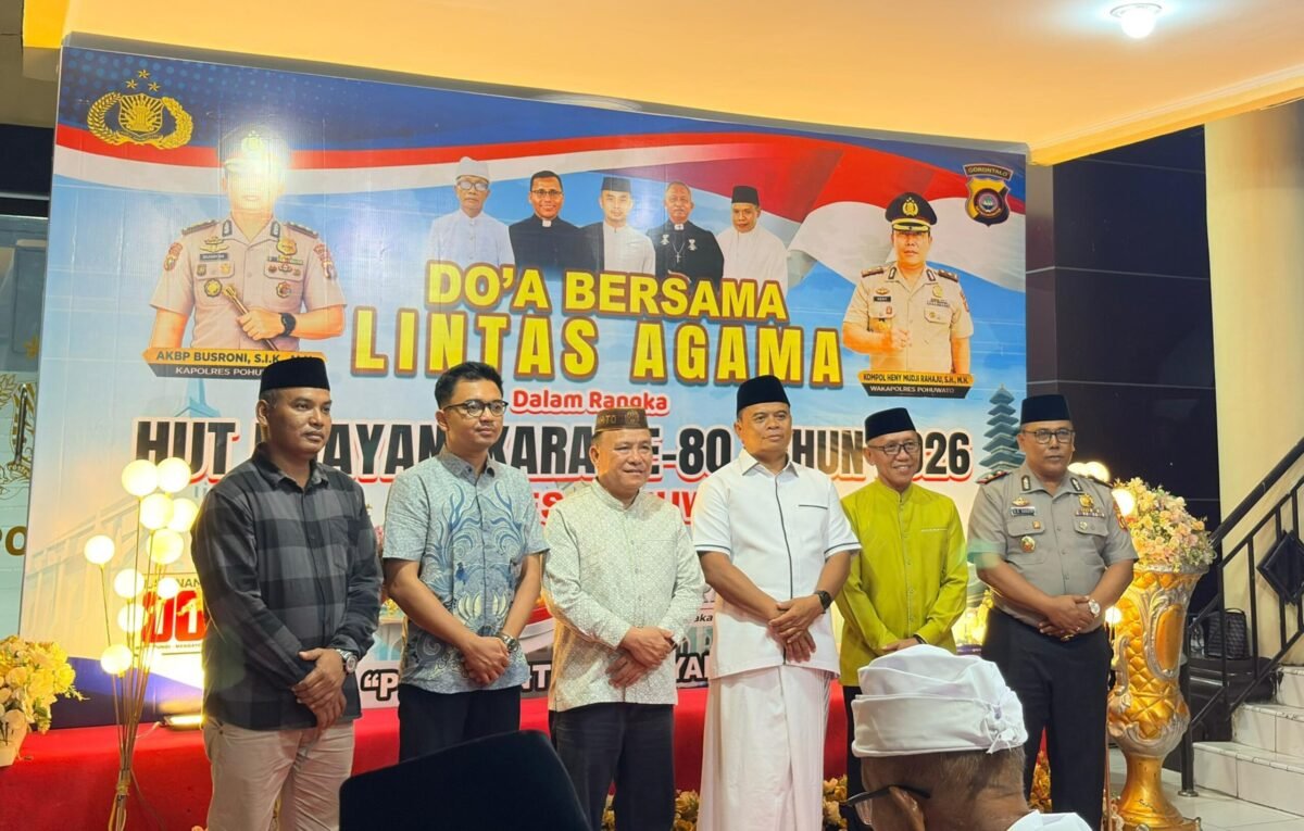 Ketua DPRD Pohuwato Beni Nento (Tengah) hadiri doa bersama dalam rangka HUT Bhayangkara di Polres Pohuwato