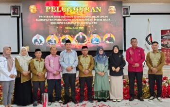 Foto Bersama Komisioner KPU Pohuwato, Anggota KPU Provinsi Gorontalo Risan Pakaya, Ketua Bawaslu Pohuwato, Rektor UNIPO, Dinas Perpustakaan, pada Peluncuran JDIH Institute dan Peresmian Pojok Baca