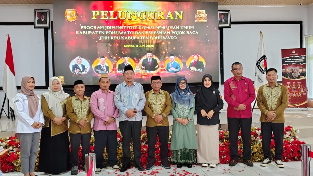 Foto Bersama Komisioner KPU Pohuwato, Anggota KPU Provinsi Gorontalo Risan Pakaya, Ketua Bawaslu Pohuwato, Rektor UNIPO, Dinas Perpustakaan, pada Peluncuran JDIH Institute dan Peresmian Pojok Baca