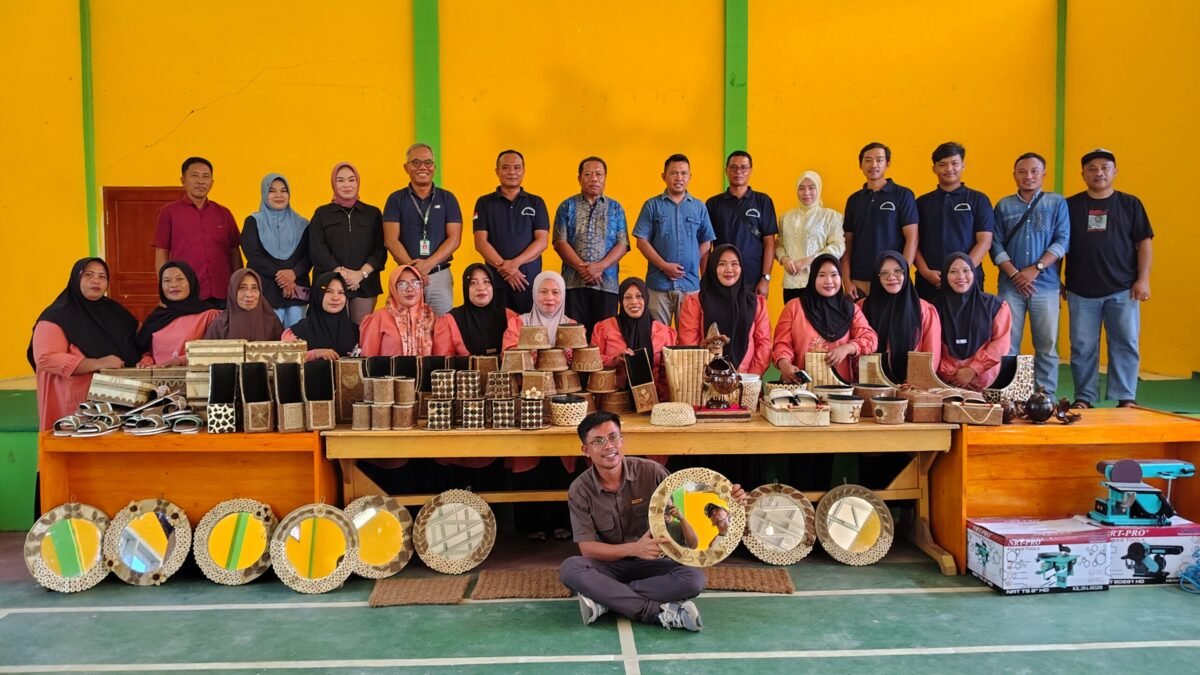 Foto Bersama Manajemen PT LIL, UMKM Sahaja, Pemerintah Kabupaten Pohuwato, Pemdes Dambalo dan Koperasi Binaan