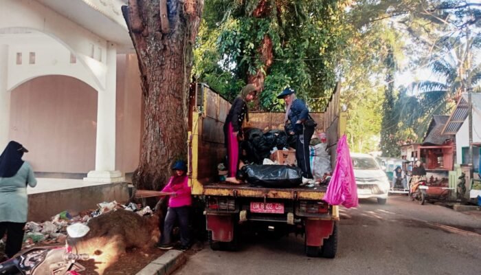 Gaji Kadang Telat, Tapi Rasa Syukur Mereka Tak Pernah Telat