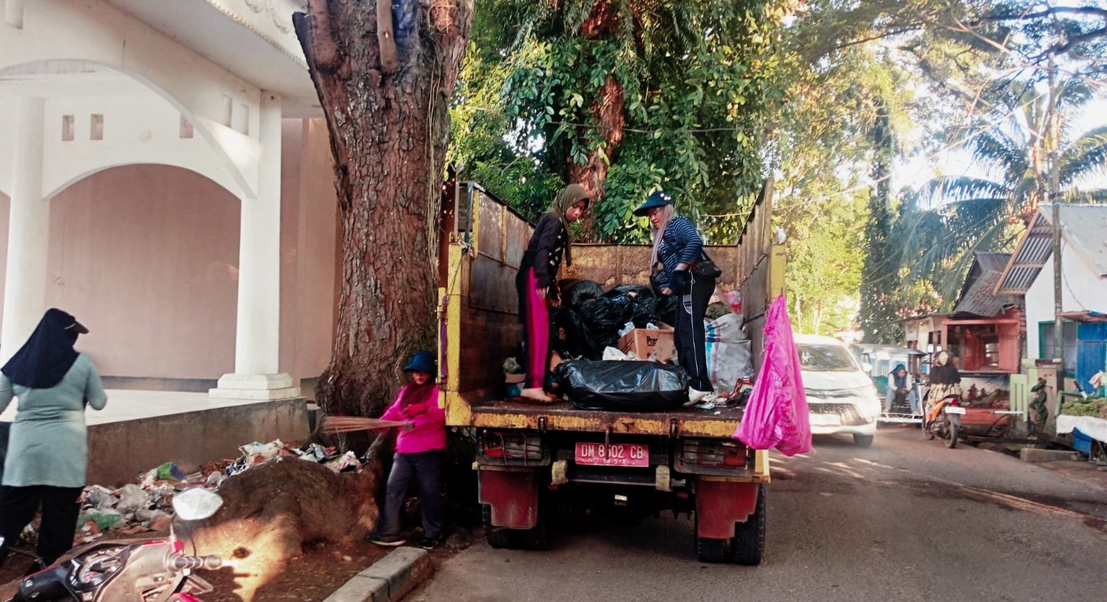 Aktivitas Petugas Pengangkut Sampah.