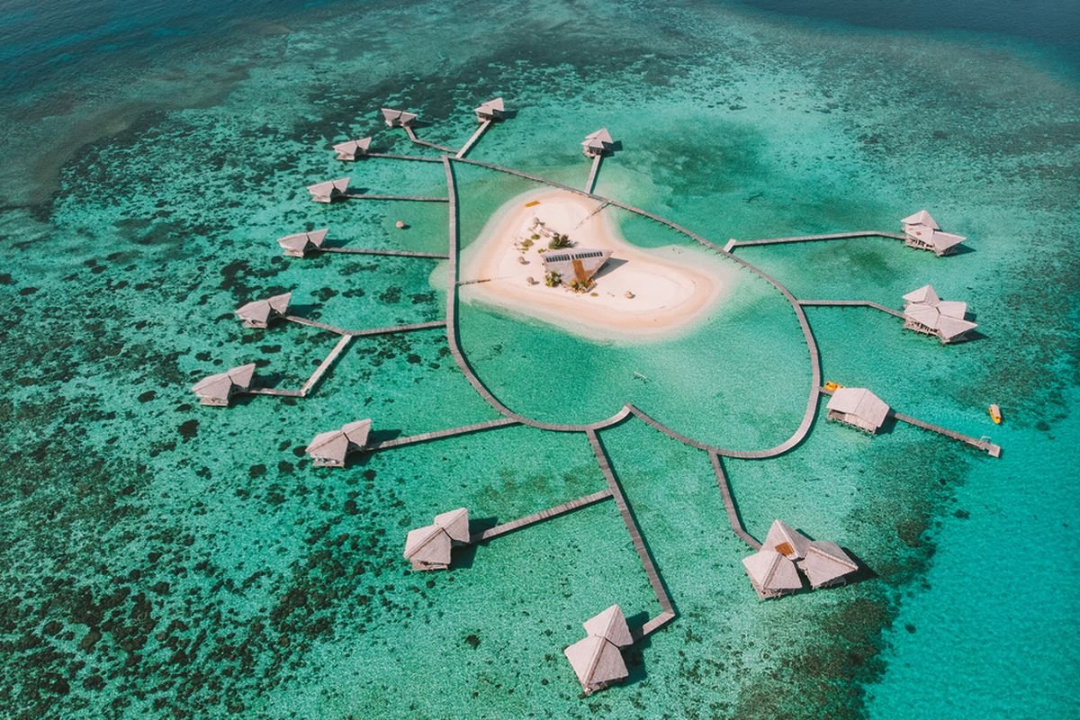 Pulau Cinta Boalemo Saat itu. Kini yang tersisa tiang-tiang beton di Pulau Cinta. (Sumber Foto: BPKP Gorontalo)
