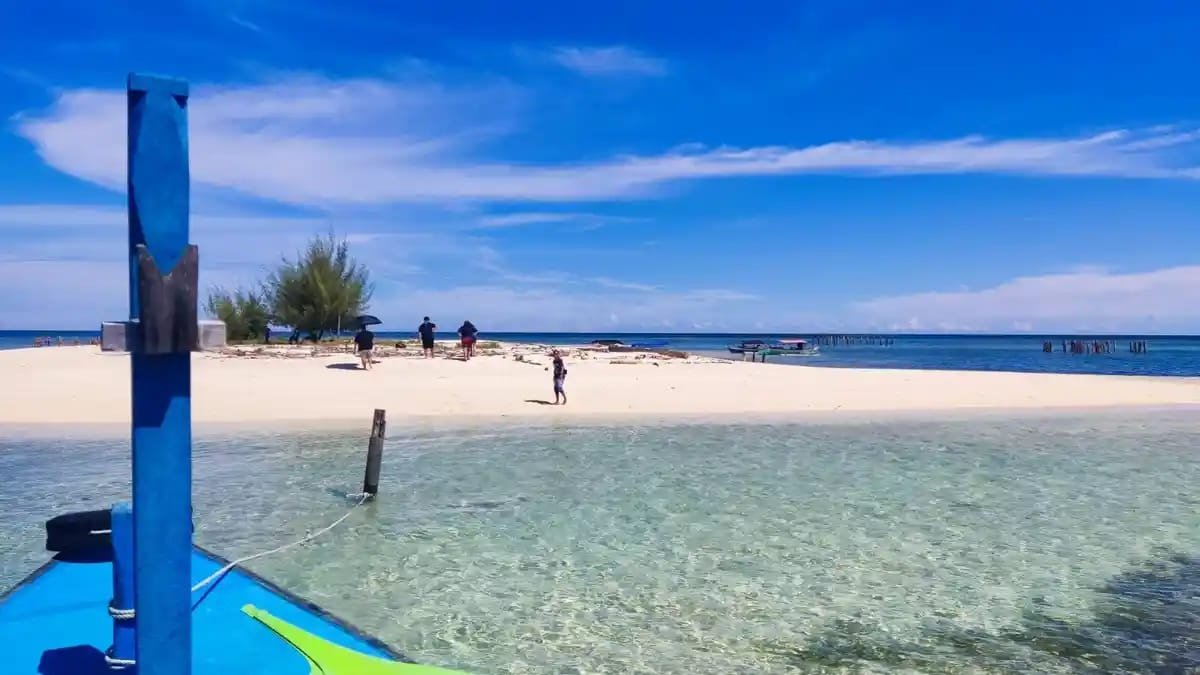 Kondisi Pulau Cinta Boalemo saat ini, yang tersisa tiang-tiang beton. (Sumber Foto: Tribun Gorontalo)