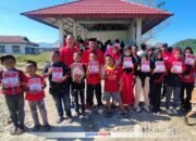 Dewan Pimpinan Cabang (DPC) PDI Perjuangan Kabupaten Boalemo turun langsung ke lapangan untuk menyalurkan bantuan perlengkapan sekolah bagi anak-anak dari keluarga petani dan nelayan di Desa Dulupi. (Foto: Istimewa)