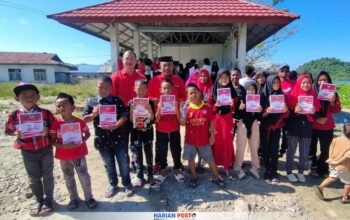Dewan Pimpinan Cabang (DPC) PDI Perjuangan Kabupaten Boalemo turun langsung ke lapangan untuk menyalurkan bantuan perlengkapan sekolah bagi anak-anak dari keluarga petani dan nelayan di Desa Dulupi. (Foto: Istimewa)