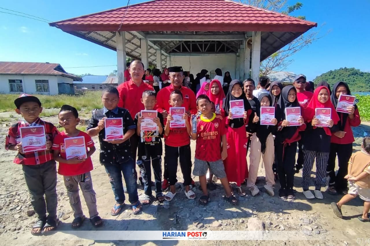 Dewan Pimpinan Cabang (DPC) PDI Perjuangan Kabupaten Boalemo turun langsung ke lapangan untuk menyalurkan bantuan perlengkapan sekolah bagi anak-anak dari keluarga petani dan nelayan di Desa Dulupi. (Foto: Istimewa)