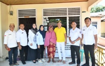 Wakil Bupati Boalemo, Lahmuddin Hambali didampingi sejumlah pimpinan OPD melihat langsung Ibu Ani yang telah dievakuasi ke Rumah singgah DAMAI. (Foto Istimewa)