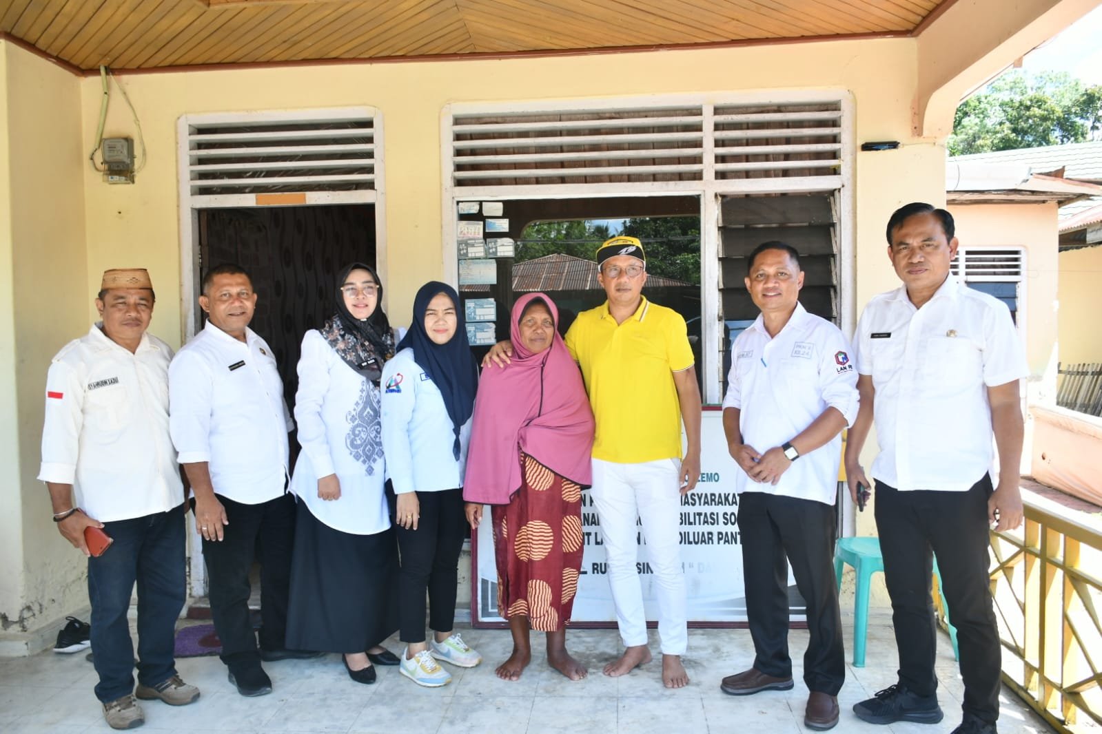 Wakil Bupati Boalemo, Lahmuddin Hambali didampingi sejumlah pimpinan OPD melihat langsung Ibu Ani yang telah dievakuasi ke Rumah singgah DAMAI. (Foto Istimewa)