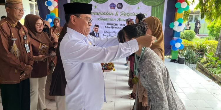 Sekretaris Daerah Bone Bolango, Iwan Mustapa, menghadiri acara penamatan dan perpisahan siswa kelas IX SMP Negeri 1 Tapa. (Foto Istimewa)