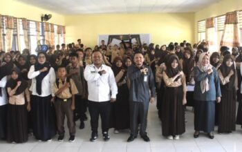 Pengadilan Agama Suwawa, bekerja sama dengan Kantor Wilayah Kementerian Hak Asasi Manusia (Kanwil KemenHAM) Sulawesi Tengah Wilayah Kerja Gorontalo, PA Suwawa menggelar kegiatan Sosialisasi Pencegahan Pernikahan Usia Dini yang berperspektif HAM, di Ruang Kesenian SMP Negeri 1 Botupingge. (Foto Istimewa)