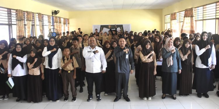 Pengadilan Agama Suwawa, bekerja sama dengan Kantor Wilayah Kementerian Hak Asasi Manusia (Kanwil KemenHAM) Sulawesi Tengah Wilayah Kerja Gorontalo, PA Suwawa menggelar kegiatan Sosialisasi Pencegahan Pernikahan Usia Dini yang berperspektif HAM, di Ruang Kesenian SMP Negeri 1 Botupingge. (Foto Istimewa)